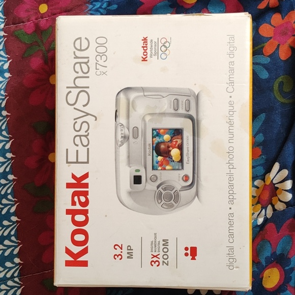 NIB Kodak EasyShare CX7300 Digital Camera With Contents. - Picture 2 of 4